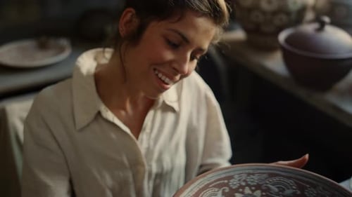 Dame excitée utilisant une roue de potier en poterie