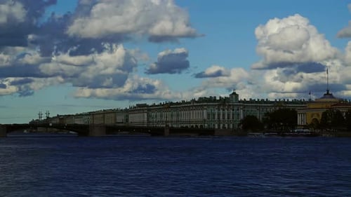 Bewölkter Himmel über dem Fluss Newa in Sankt Petersburg