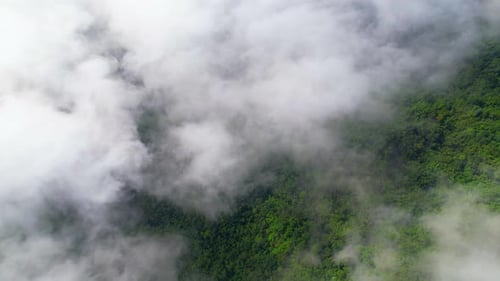 O drone Voando sobre a neblina no vale