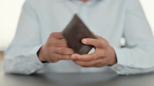 Afrikanischer Mann überprüft leere Brieftasche aus nächster Nähe