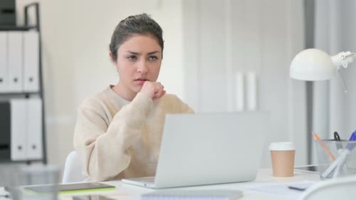 Indische Frau hustet bei der Arbeit