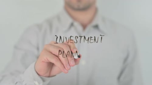 Investitionsplanung mit der Hand auf den Bildschirm schreiben