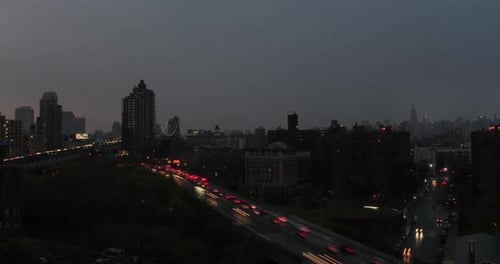 Circulation sur une route surélevée, Brooklyn, New York, New York, États-Unis