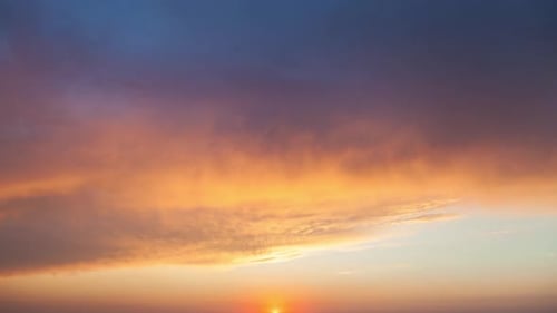 Timelapse de cielo colorido al atardecer