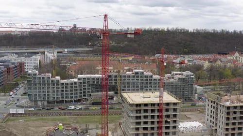 Grúas torre rojas altas en el sitio de construcción en el centro de Praga.