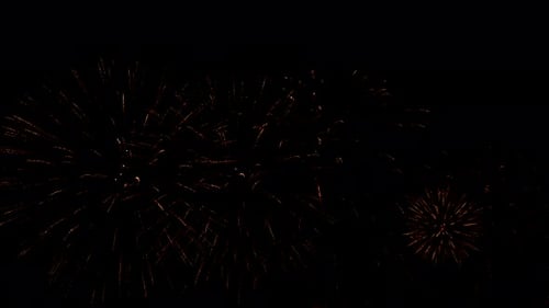 Magnifique feu d'artifice doré scintillant dans le ciel pendant la nuit de fête