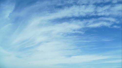 Zeitraffer, schöne Dämmerung, flauschiger Sturm, bewölkter blauer und gelber Himmel