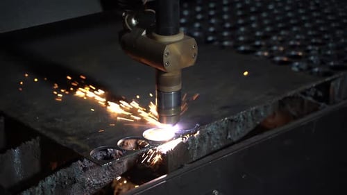 Plasmaschneiden von Metall auf einer automatischen Lasermaschine. Laserschneider in der Produktion.