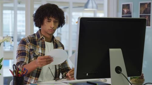 Junger Mann arbeitet in einem kreativen Büro