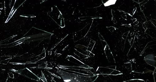 900137 Steinbrechende Glasscheibe vor schwarzem Hintergrund, Zeitlupe 4K