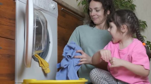Die
Familie wäscht schmutzige Wäsche.