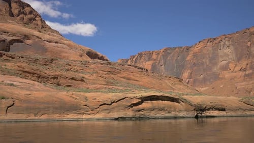 Colorado River und trockene Klippen