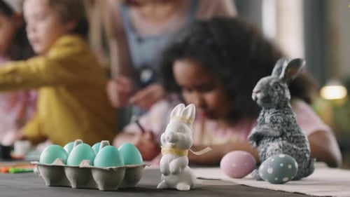Kinder, die im Kunsthandwerksunterricht an Osterdekorationen arbeiten