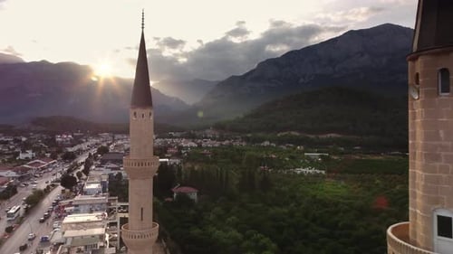 Vue sur la ville de Kemer et la mosquée islamique avec montagnes et coucher de soleil sur fond filmé par Drone