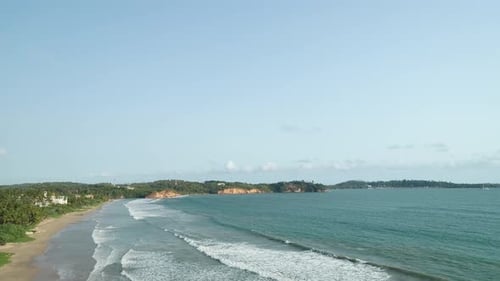 Flug über die tropische Insel-Strandküste