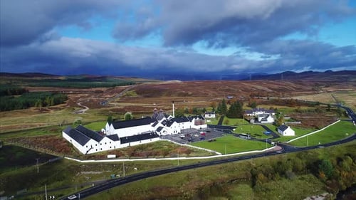 Aérea de uma destilaria em Dalwhinnie, Escócia