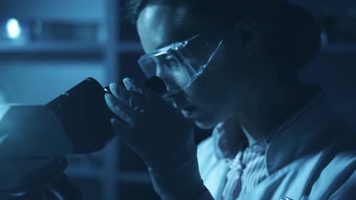 Wissenschaftlerin untersucht biochemische Mikroskopforschung