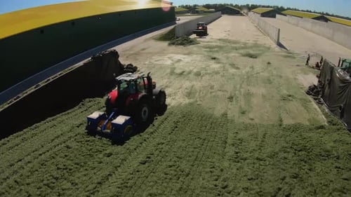 Hélicoptère volant autour de tracteurs dans un silo dans une ferme