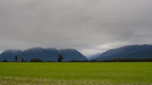 Neuseeländische Landschaft mit schweren Wolken