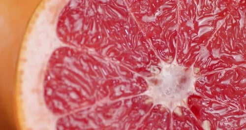 Scheibe saftige reife rote Grapefruit.