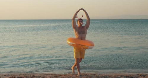 Hombre divertido bailando en la playa