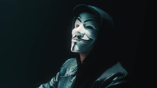 Hombre anónimo robando datos en línea