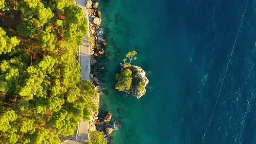 Croácia. Vista aérea sobre rochas e floresta. Férias e aventura. Pedras e água azul-turquesa.