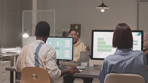 Diversos funcionários trabalhando no escritório à noite