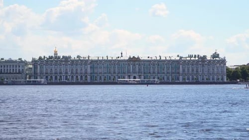 Vista de la Ermita desde el río Neva