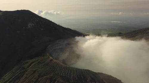Luftaufnahme des aktiven Vulkankraters. Sonnenaufgang Indonesien.