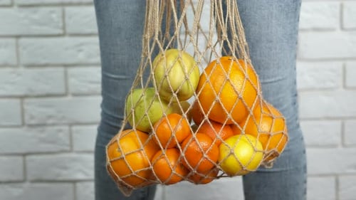 Bolsa de compras sin plástico con frutas