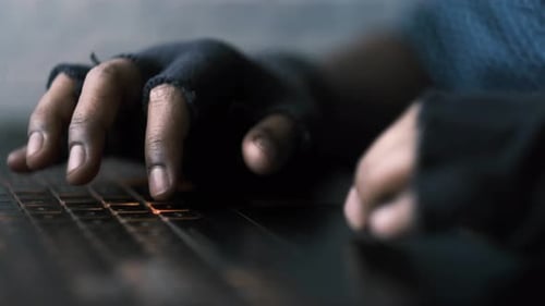 Hacker Hand voler des données d'un ordinateur portable de haut en bas