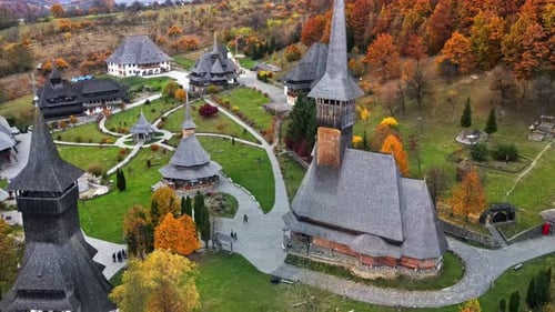 Vue aérienne par drone du monastère de Barsana, Roumanie. Église principale et autres bâtiments