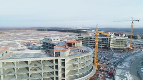 Materiales de construcción en el techo y grúas del futuro centro de oficinas