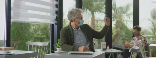 Mann zahlt mit Karte im Café