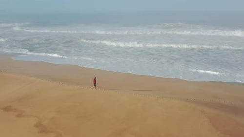 Homem passeando ao longo da costa em um destino de verão perfeito