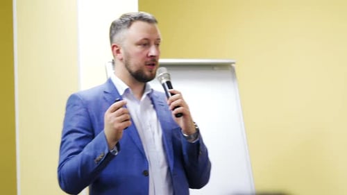 Palestrante em uma conferência de treinamento de negócios. Público na sala de conferências.