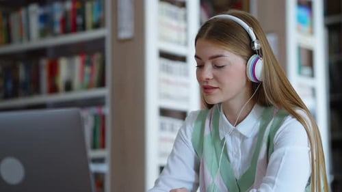 Schüler macht Hausaufgaben und hört Musik