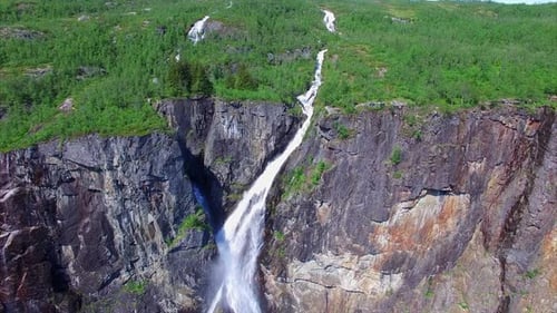 Luftaufnahme des berühmten Voringfossen-Wasserfalls in Norwegen.