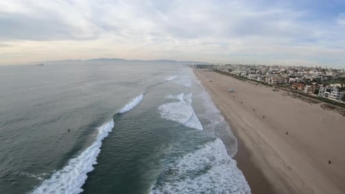 Fliegen über Surfern in Manhattan Beach Kalifornien Luftaufnahme