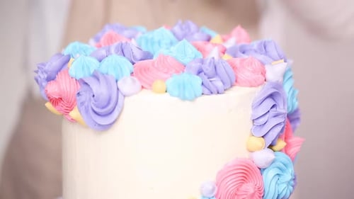 Étape par étape. Glaçage à la crème au beurre sur gâteau à la licorne pour la fête d'anniversaire d'une petite fille