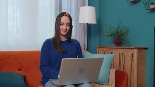 Femme Freelance Wear Casque Faire un appel vidéo Enseignement Tutorat Parler sur ordinateur portable au bureau