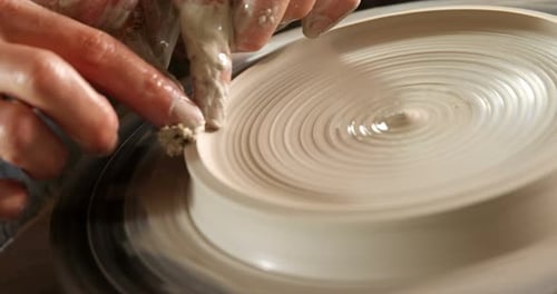 Potier mâle fabriquant un pot