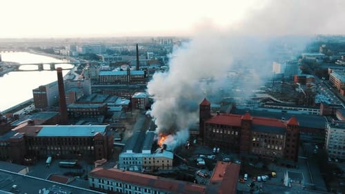 Les pompiers éteignent un bâtiment en feu, vue aérienne