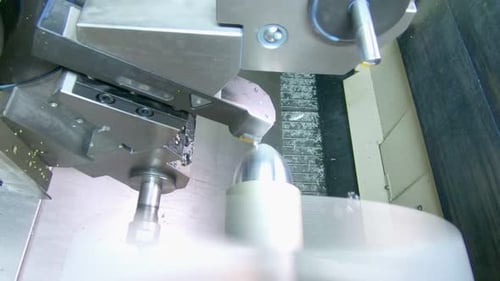 Metalldrehmaschine Nahaufnahme. Herstellung von hochpräzisen Metallteilen