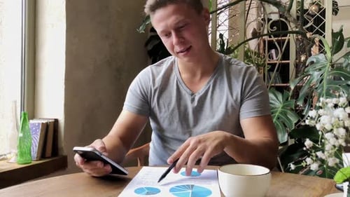 Junger lächelnder afroamerikanischer Geschäftsmann telefoniert am Telefon