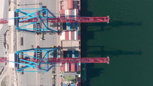 Drohne fliegt während des Frachtbetriebs über den Zollbereich über ein Containerschiff