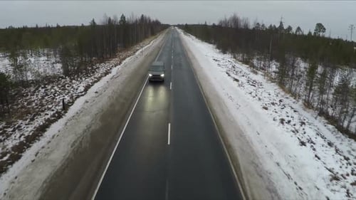 Auf einer Winterstraße fahren