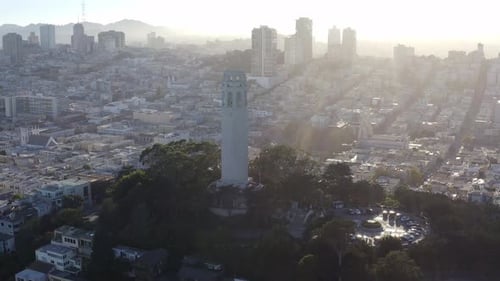 Aerial, San Francisco Coit Tower und Stadtbild, rechts schwenken Drohne 06.