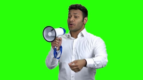 Empresário expressivo falando no megafone